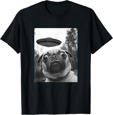 Lustiges Mops-Selfie mit UFO T-Shirt