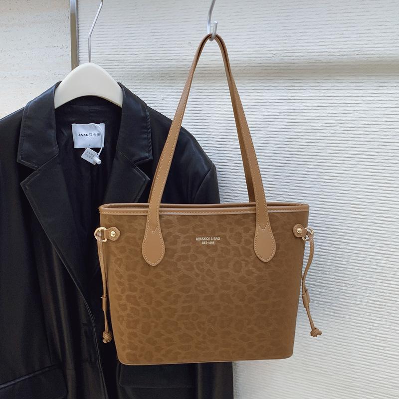 Large-capacity Bag Women's New Versatile Leopard Print Shoulder Armpit Bag Casual Work Commuter Tote Bag