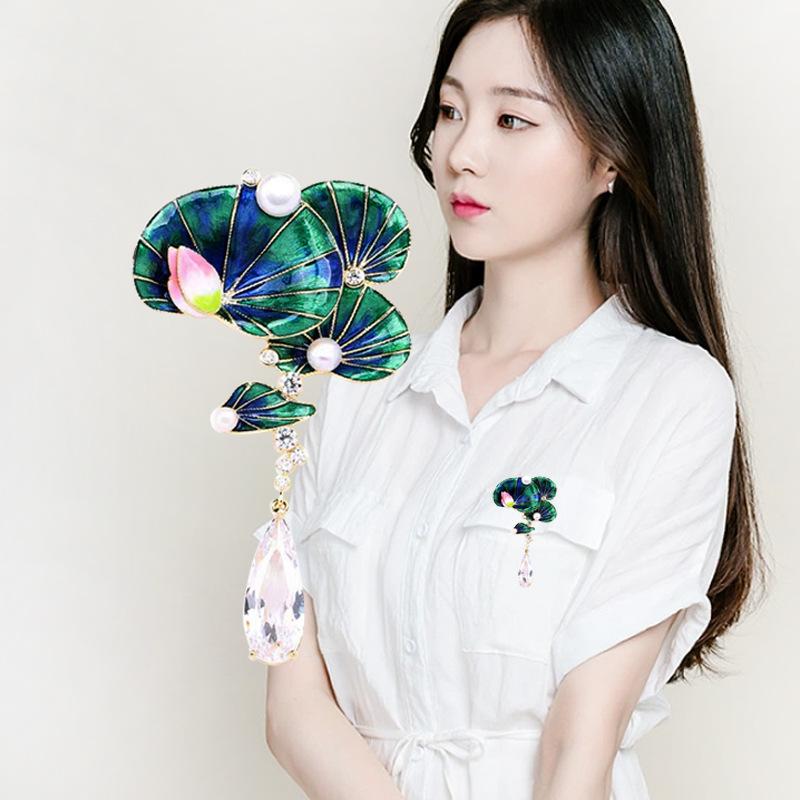 

Модные эмалированные броши-булавки в виде лотоса, кувшинки, капли воды для женских пальто, украшения, аксессуары, подарки 1pc