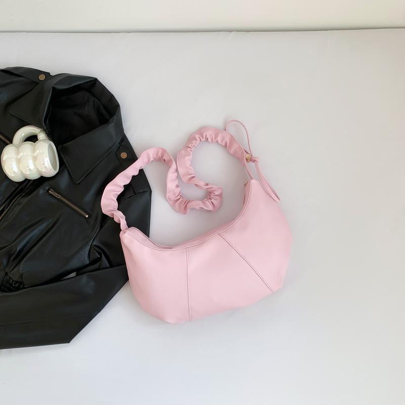 

Solid color texture simple bag women s 2025 spring new versatile ins popular pleated shoulder dumpling bag this year розовый