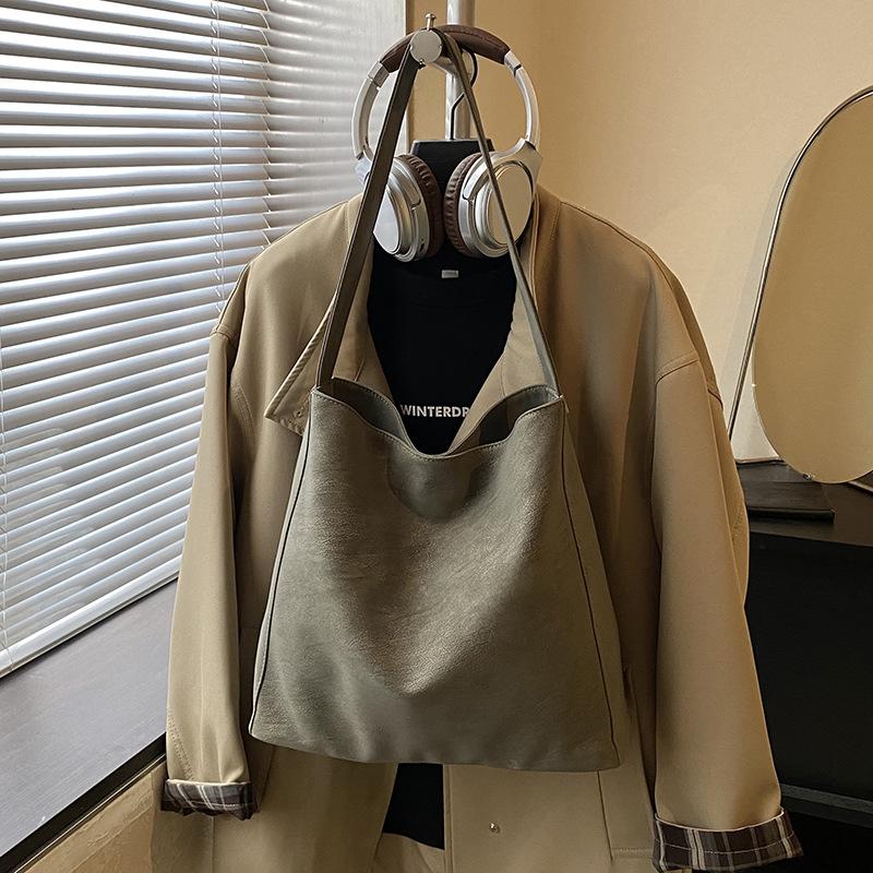 2025 Autumn and Winter New Retro Large-capacity Tote Handbag Fashionable Versatile Foreign Gas Bucket Shoulder Bag