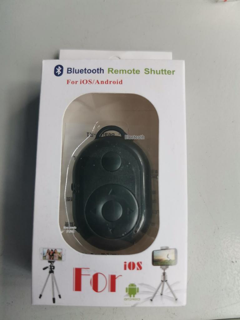 Selfie Remote & Clip-On Wired Microphone for Noise-Reduced Live Streaming & Interviews