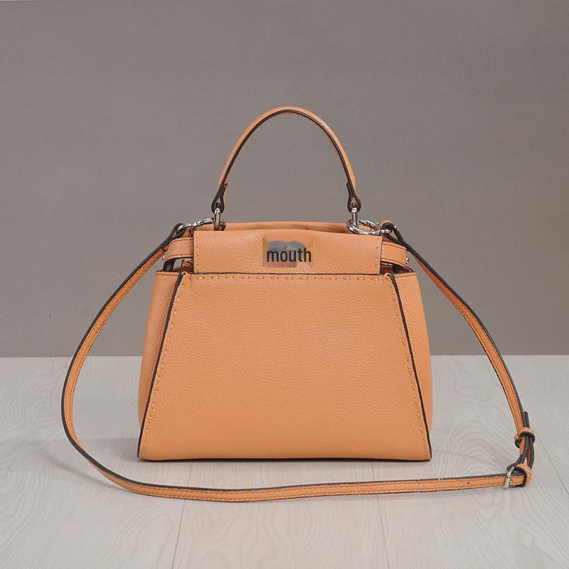 Jaro/léto 2024 Ručně šitá kabelka s motivem koťátka z pravé kůže: Moderní crossbody s liči vzorem