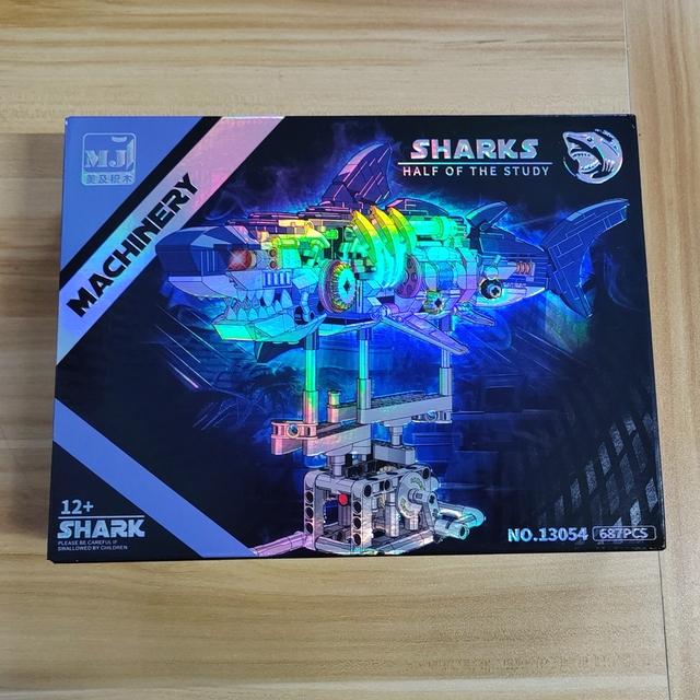 Shark Building Set, Shark Sea Life Building Blocks Set with Display Stand and Lights, Block Gift for Kids and Adults 687pcs
