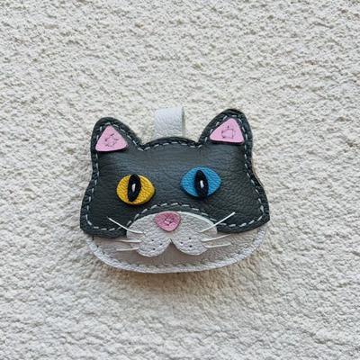 Handmade Genuine Leather Cute Cat Head Keychain with Heterochromatic Eyes - Unique Animal Design Charm Gift for Cat Lovers