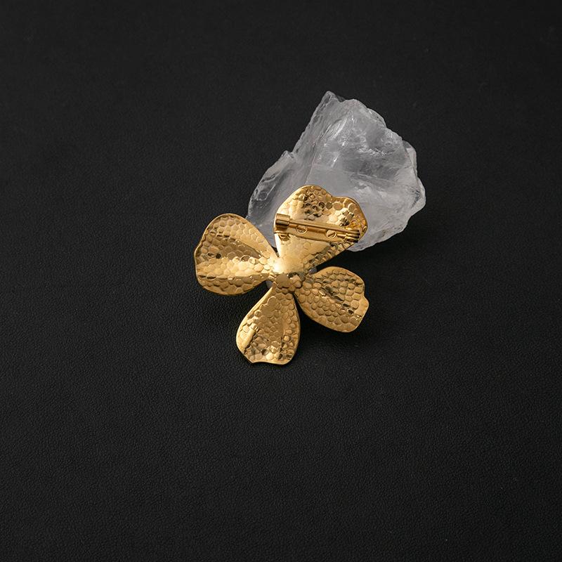 Retro Metal Four-Leaf Clover Brooch, Temperament Antique Original Light Luxury Pearl Creative Accessories