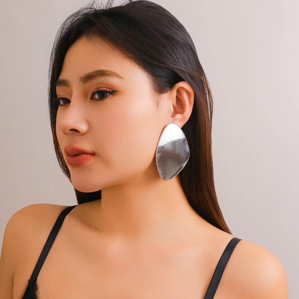 Exaggerated Large Smooth Surface Metal Stud Earrings for Women Trendy Ladies Daily Street Accessories 2026 Fashion Jewelry Gifts