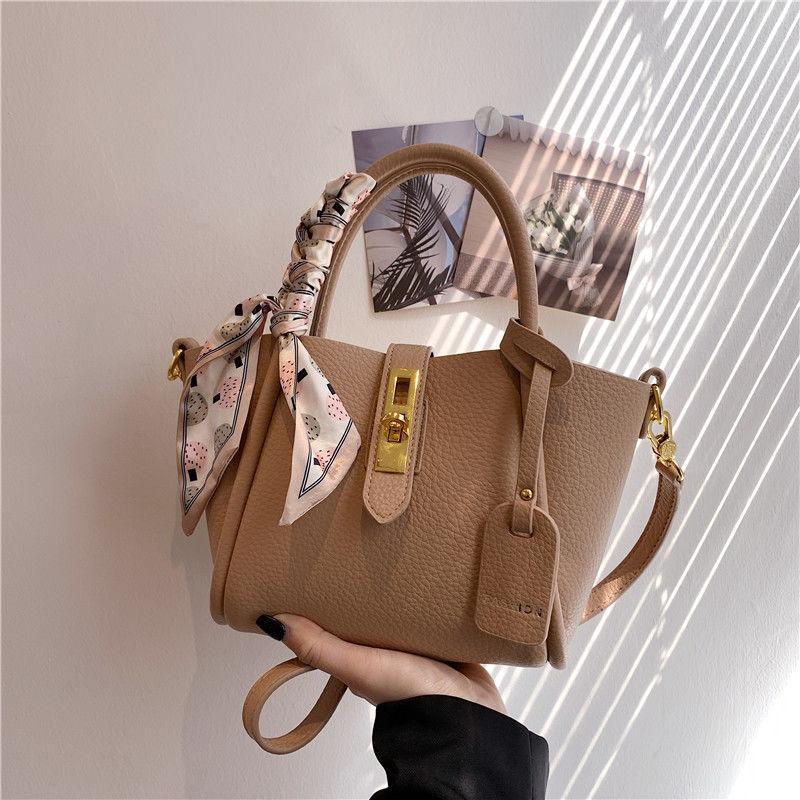 Borse a trama avanzata Borse da donna 2023 Nuova nicchia Borsa a secchiello con una spalla Borsa a tracolla per pendolari con cestino per verdure