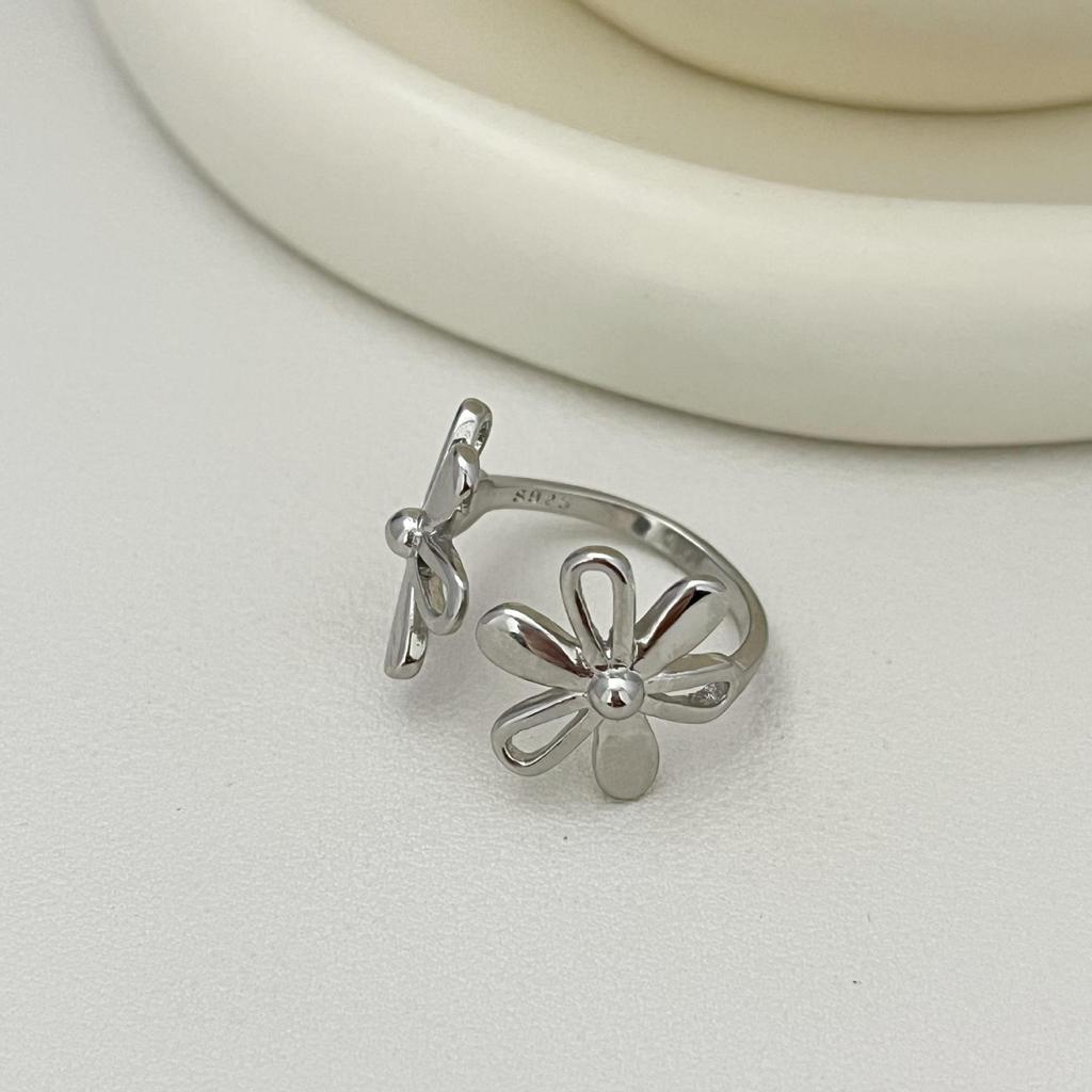 Elegant Geometric Retro Flower Open Ring - Adjustable Fashion Statement for Women