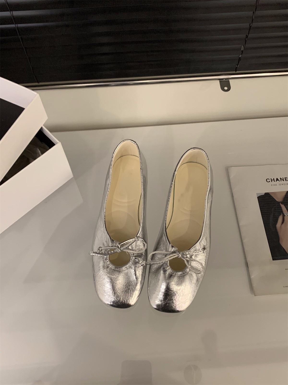 

Женские туфли на плоской подошве, французские, элегантные, вечерние, обувь для женщин 2025 новая весенняя, мягкая подошва, универсальные туфли для бабушек с юбками 39 серебряный