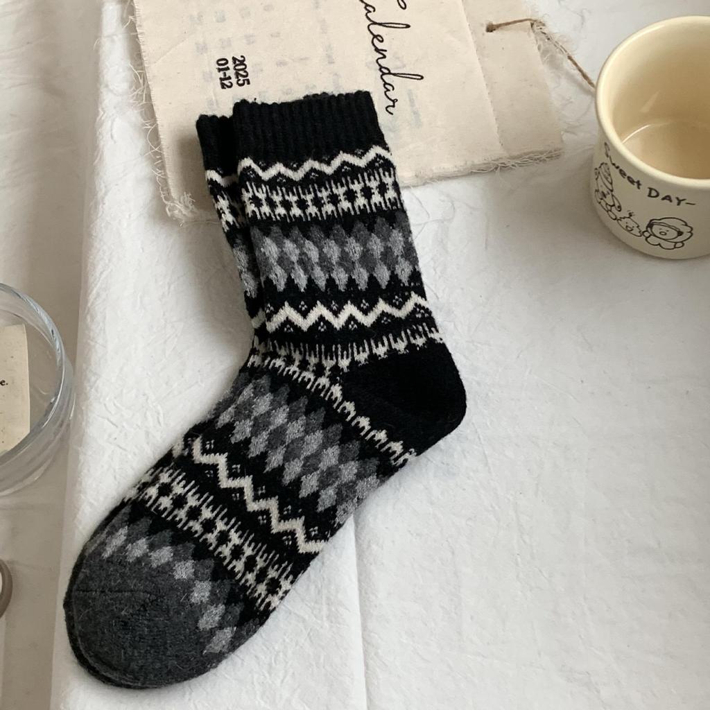 Women's Retro Fair Isle Wool Socks - Ethnic Style, Warm, Mid-Calf, Perfect for Autumn/Winter