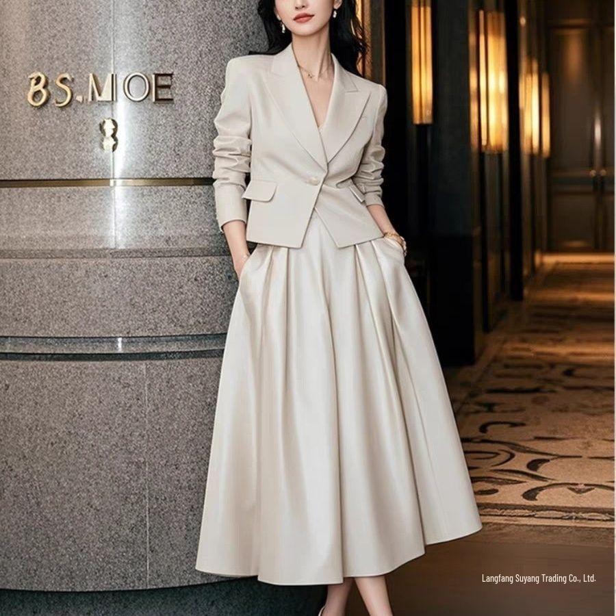 Moda Primavera 2025: Elegante Conjunto de Falda y Chaqueta para Mujer