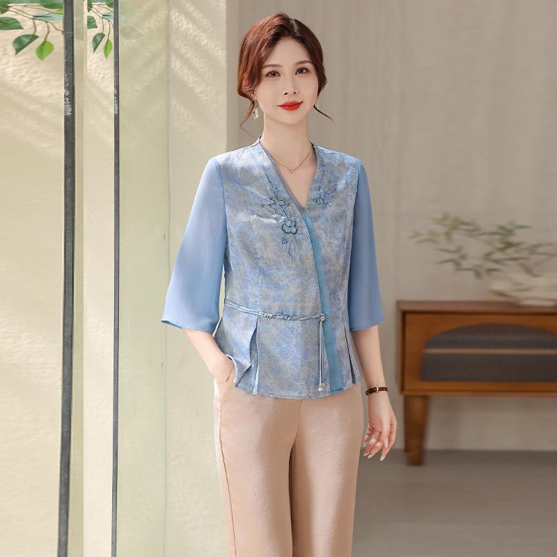 

Elegant Embroidered Chiffon Blouse for Middle-Aged Women - Slimming 7-Sleeve Design for 50-Year-Olds 2XL (120-135 jin)