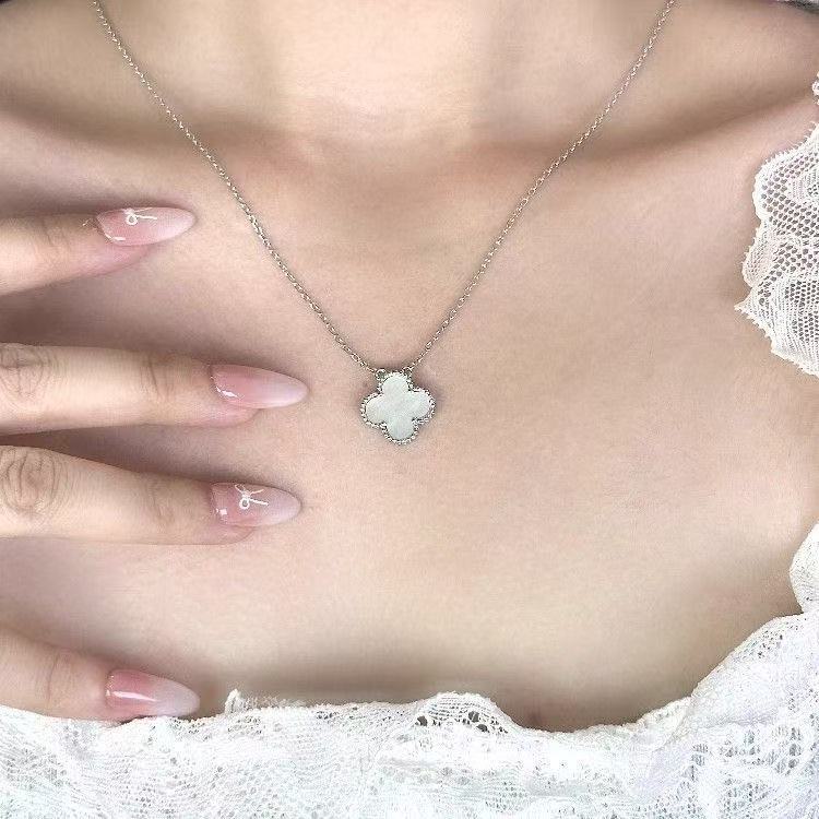 Nový náhrdelník Čtyřlístek 2024, Jemný módní choker pro štěstí