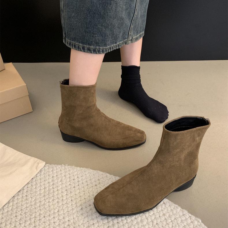 Damen Wildleder Stiefeletten: Klobiger Absatz, Eckige Zehenpartie, Retro-Stil (Herbst 2025)