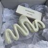 Nové barevné Jelly Wave Hair Claw Vlásenka Ženy Dívky Módní Design Korejský Sladký Jednoduchý Nepravidelný Spona do vlasů Pokrývky hlavy