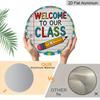 Plat 2D, 1 pièce Panneau Rond en Aluminium « Bienvenue Dans Notre Classe », Design Mignon Smiley Crayon & Carnet, Décoration Murale de Salle de Classe à Pois Vifs, Imperméable