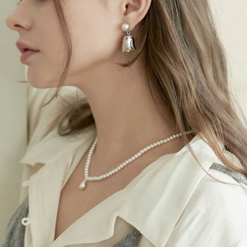 BESTY Drop of Light Pearl Necklace