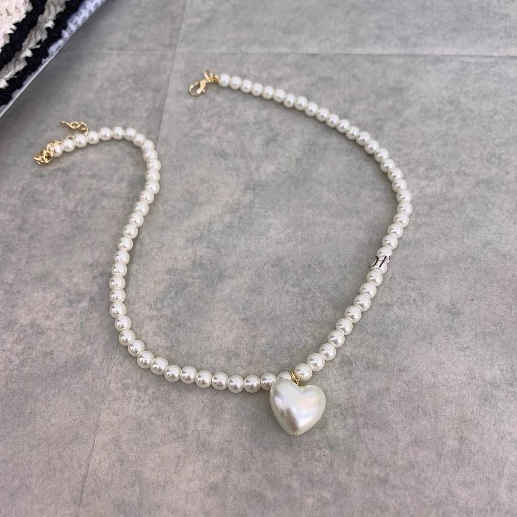 Elegant Heart Shaped Pendant Necklace Stylish Pearls Beaded Necklace with Love Heart Pendant for Gatherings Parties