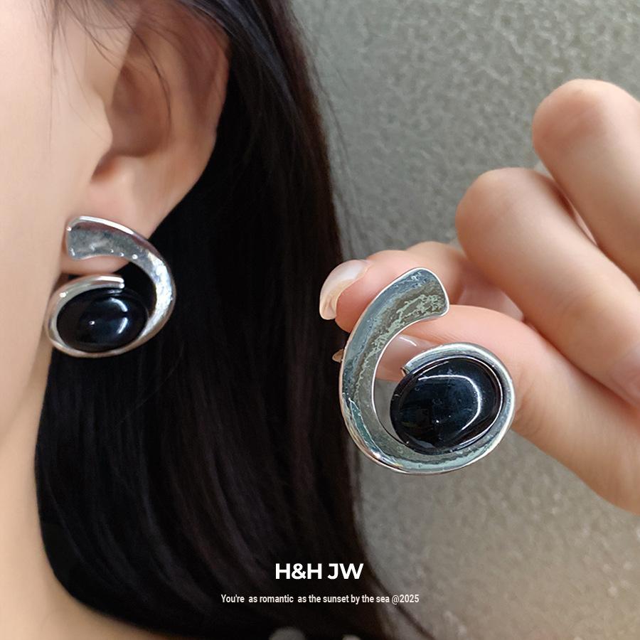 Steel needle geometric oval spiral stud earrings retro court style fashion temperament earrings light luxury high sense versatile earrings