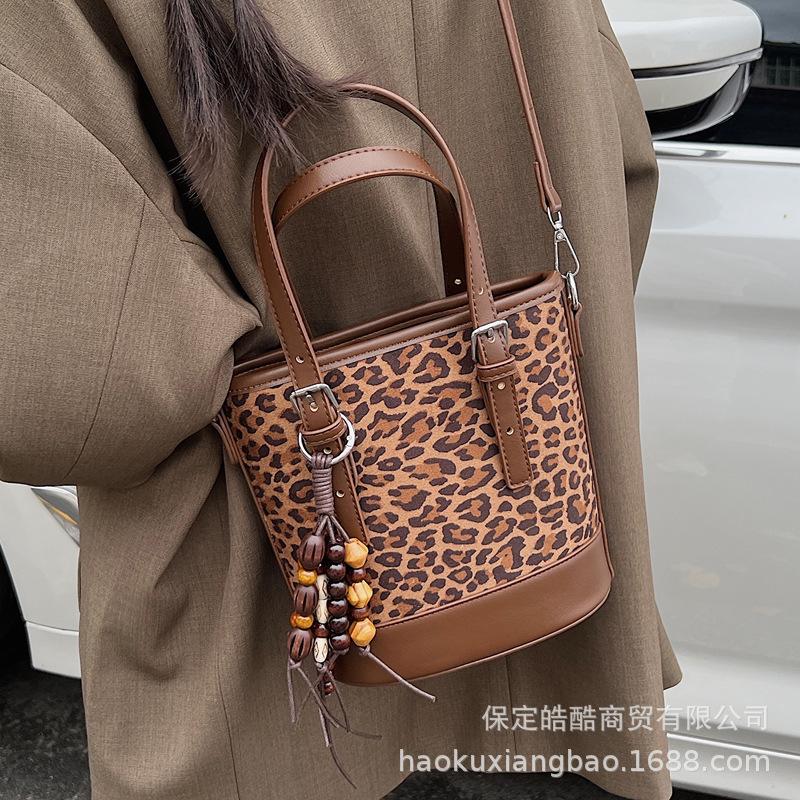 Premium Niche Bag Women's Autumn and Winter 2025 New Retro Leopard Print Shoulder Messenger Bag Women's Portable Bucket Bag