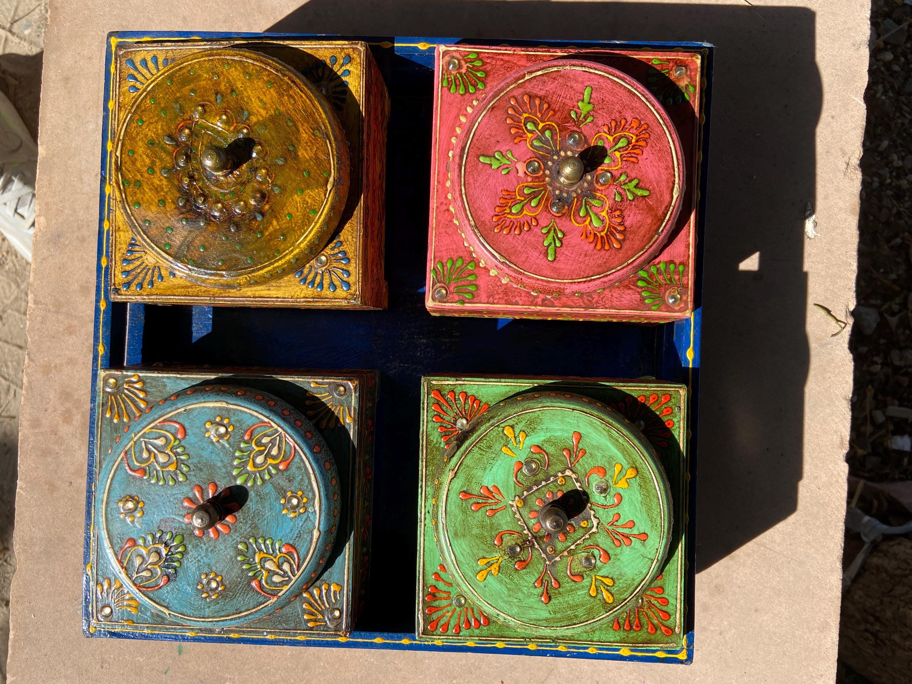 

Расписанная вручную деревянная коробка для специй: Индийская Масала Дабба, Бохо Кухонный Декор 11” x 11” x 3 разноцветный