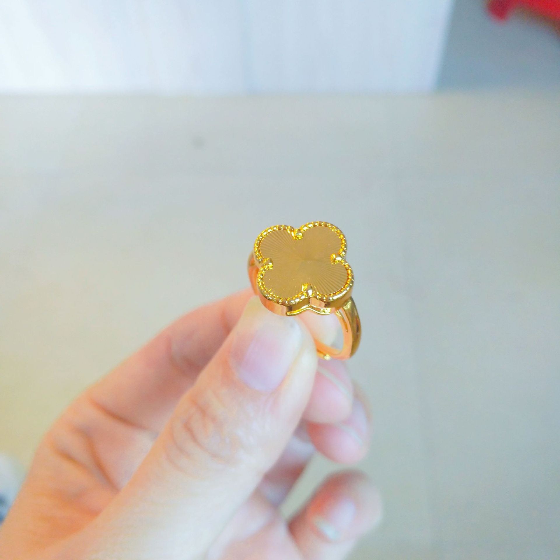 

Стильное кольцо из латуни с золотым покрытием Клевер удачи , регулируемый размер, идеальный подарок для нее