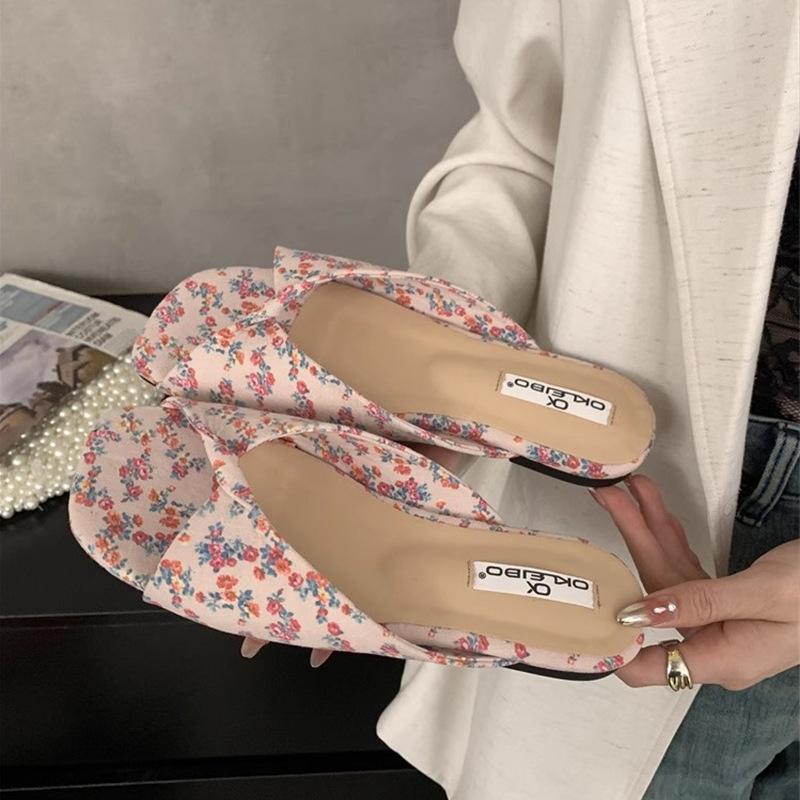 

Маленькие крутые тапочки на плоской подошве женская обувь носить 2025 новый летний мягкая подошва универсальные пляжные сандалии на перемычке 40