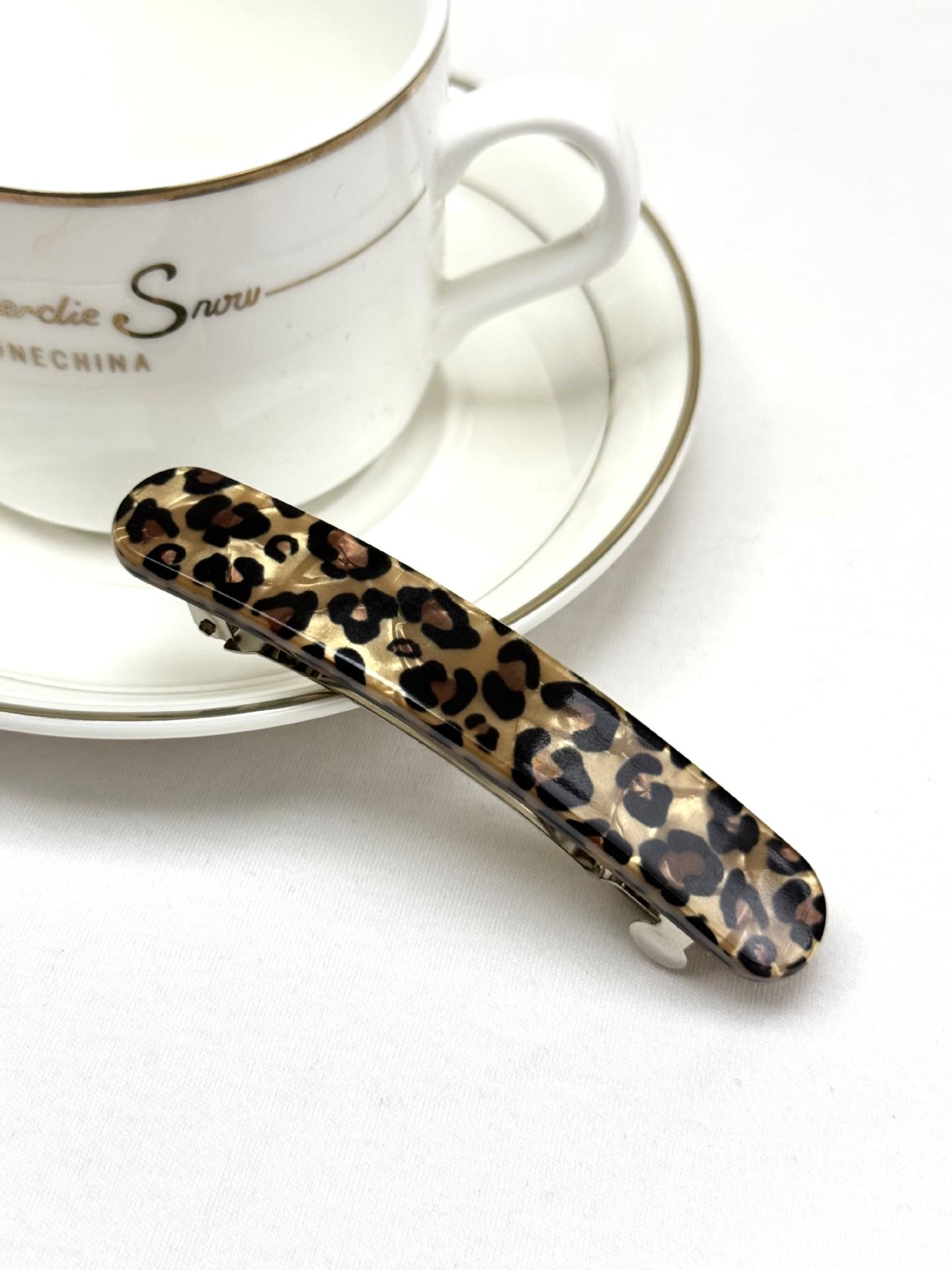 

Exquisite Leopard Print High-End Spring Hair Clip - Perfect for Half-Up Hairstyles and Elegant Back-of-Head Hairdos