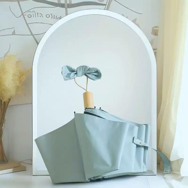 Vollautomatischer dreifach faltbarer UV-Schutz-Schirm mit schwarzem Kleber und Logo für Regen oder Sonne