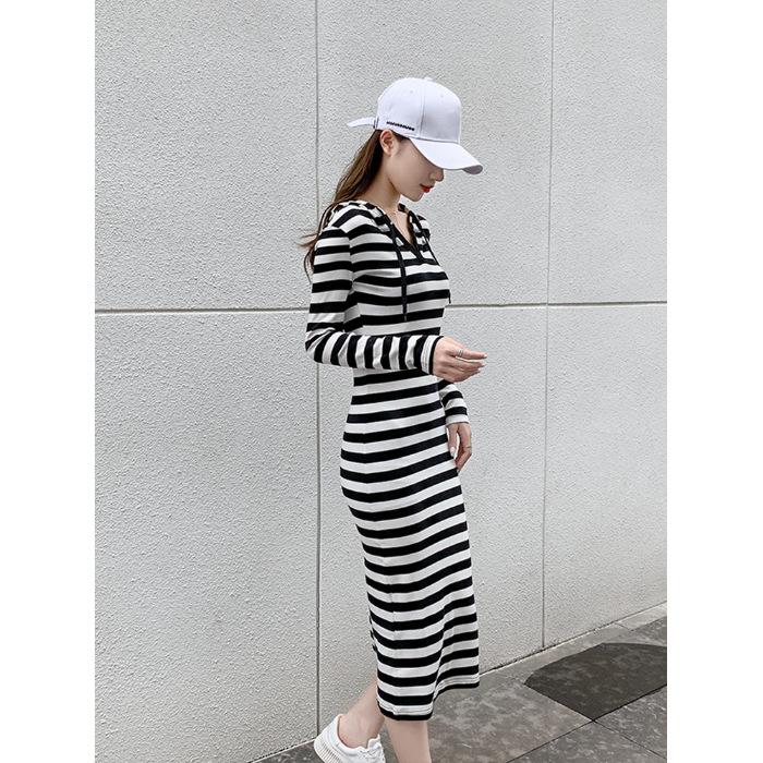 

Новое черно-белое полосатое длинное платье-толстовка выше колена облегающего кроя с капюшоном и облегающей бедра длинной юбкой 2XL