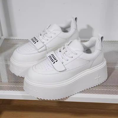 Pantofi sport albi mici cu talpă groasă cu trifoi cu patru foi pentru vară pentru femei, noi, versatili, care măresc înălțimea, sport și agrement, pantofi de skate la modă pentru studenți
