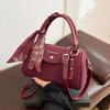Popular small bag women's new portable pillow bag high-end retro commuter messenger bag