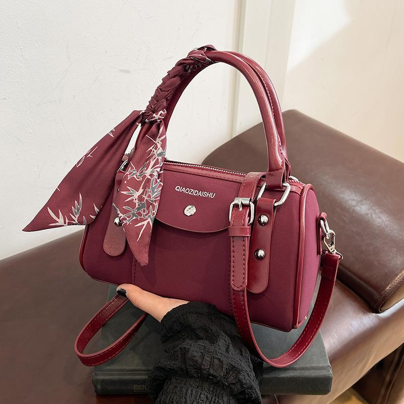 Popular small bag women's new portable pillow bag high-end retro commuter messenger bag