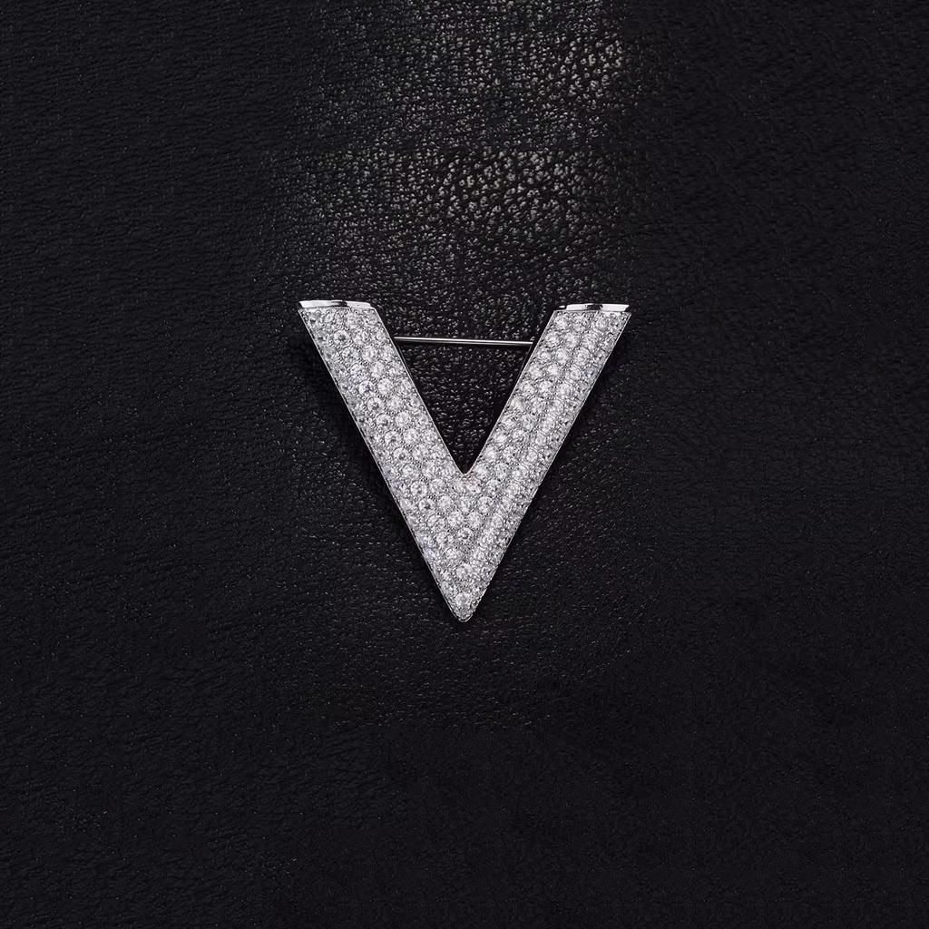 "V Letter Full Diamond Small Brooch for Women, Korean Fashionable and Simple Lapel Pin Cardigan Pin