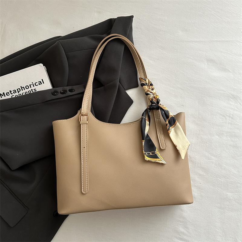 Fashionable Large-capacity Retro Casual Office Commuting Shoulder Bag with Adjustable Strap At The Back of The Shoulder