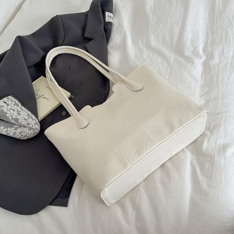 

Premium sense large-capacity bag women s new spring commuter versatile shoulder bag fashionable portable tote bag