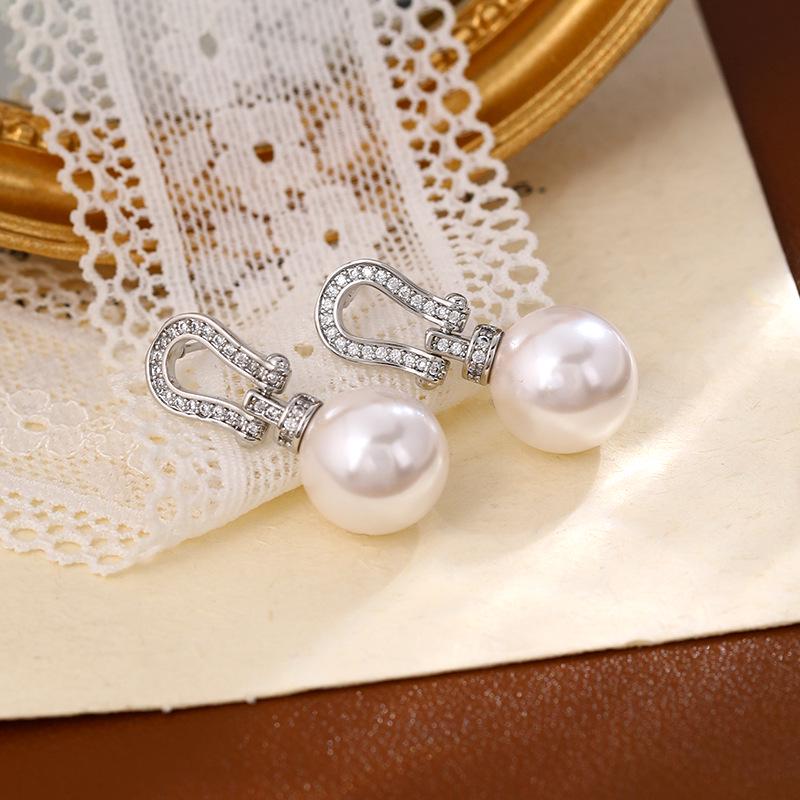 

Женские серьги из жемчуга и циркония высшего качества — настоящее позолоченное серебро для лета