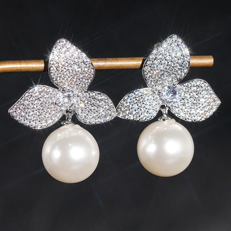 Hot-selling New Earrings, Korean Version of Fashion Imitation Pearl Stud Earrings for Women, Clover Petal Zircon Earrings