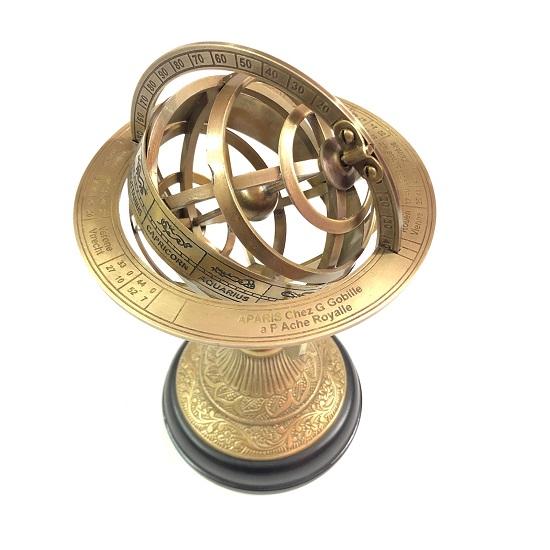 Námořní mosazný rytý koule Armillary na černém dřevěném podstavci na dekoraci domácí kanceláře