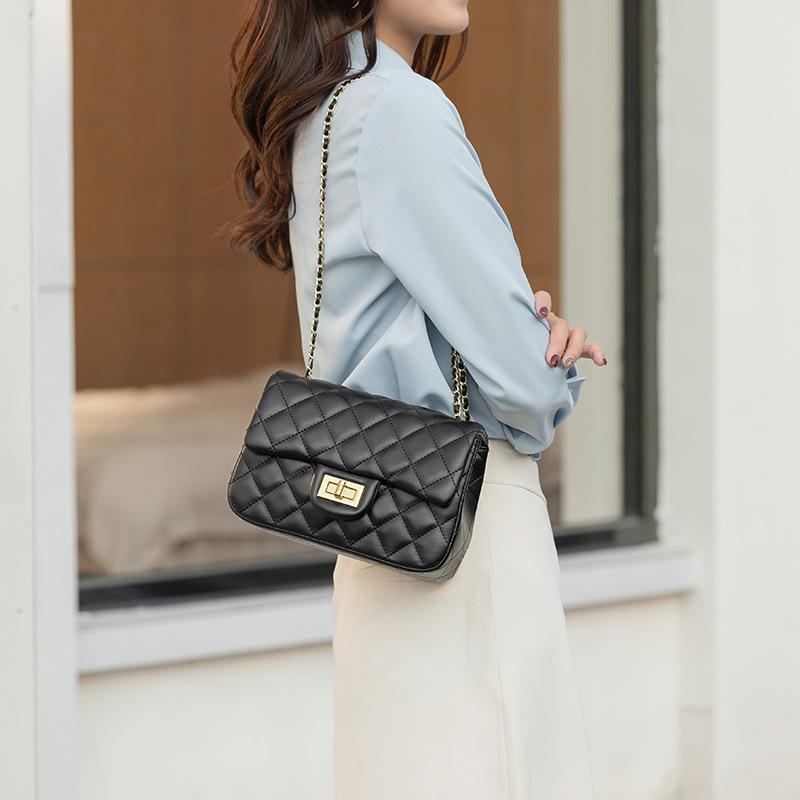 Bolso ligero de lujo para mujer, pequeño bolso con cadena y aroma a perfume, bolso bandolera de alta calidad para debajo del brazo.