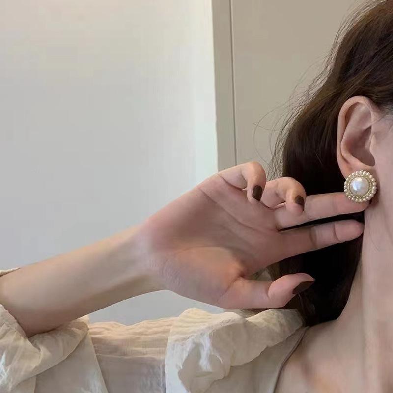 Eleganckie Kolczyki Sztyfty z Perłami w Stylu Hepburn