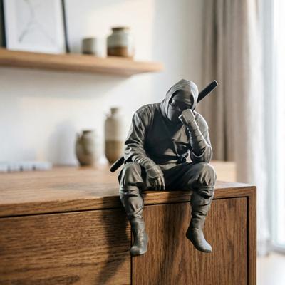 Figurina Guerriero Ninja Stampata in 3D con Arma Piccola Seduta Pensierosa Statua Samurai Nero per Libreria Decorazione Scrivania Ufficio