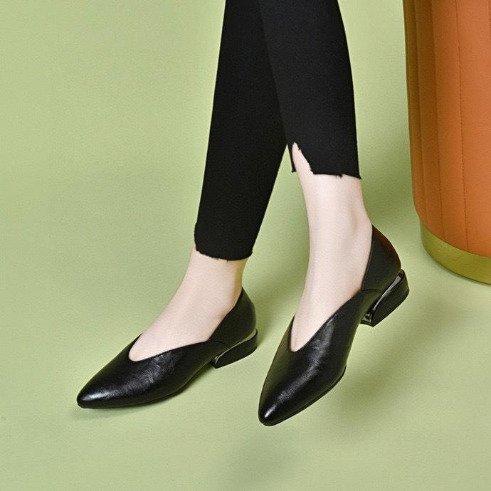 

Pointed head shallow mouth single shoes women s 2024 spring new simple and generous loafers two heights one pedal work shoes 34