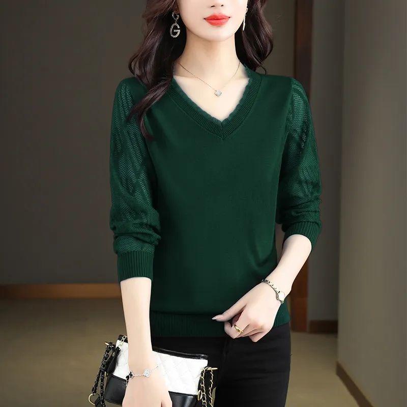Pulover de bază tricotat cu mâneci din dantelă de toamnă pentru femei de vârstă mijlocie care poartă pulover cu decolteu în V subțire