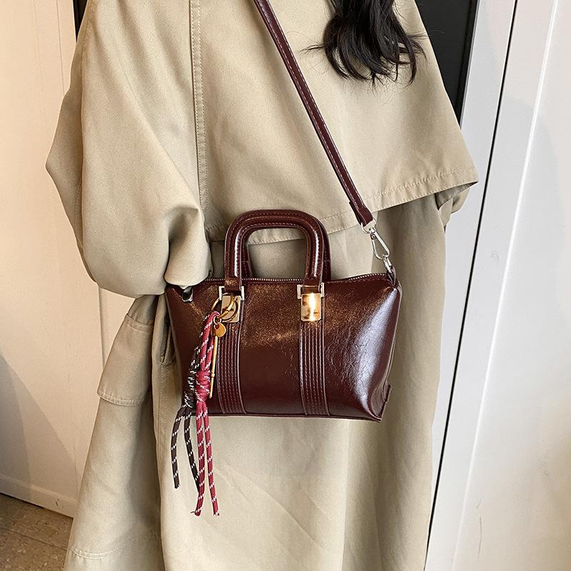Retro texture small bag women 2025 new portable pillow bag premium versatile commuter messenger bag