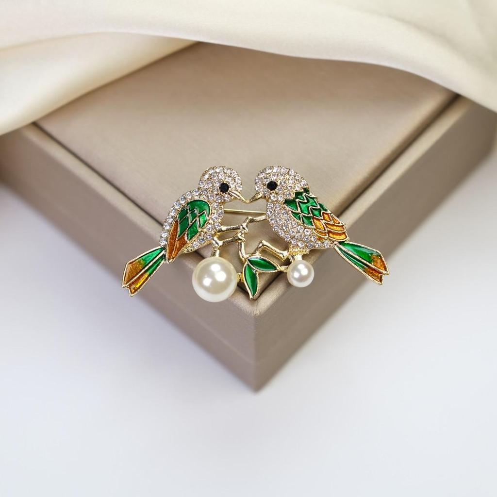 Elegant Women's Brooch: Versatile Bow & Insect Flower Design with Anti-Exposure Feature