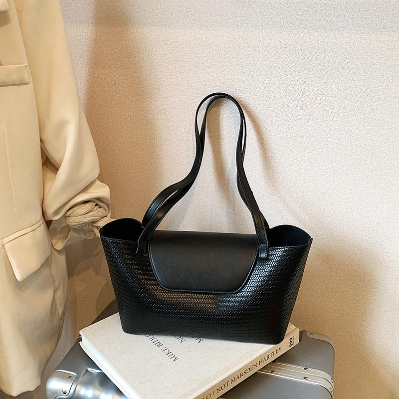 

Large capacity retro underarm bag women s autumn and winter new fashion shoulder bag commuting