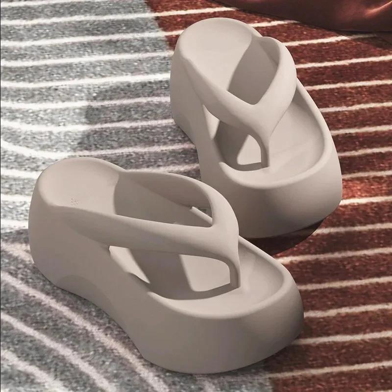 

Шлепанцы на толстой подошве 7 см, увеличивающие рост, с персонажами, для женщин, для ношения на улице, лето 2025, домашние тапочки для помещений, пляжные шлепанцы 39-40 серый