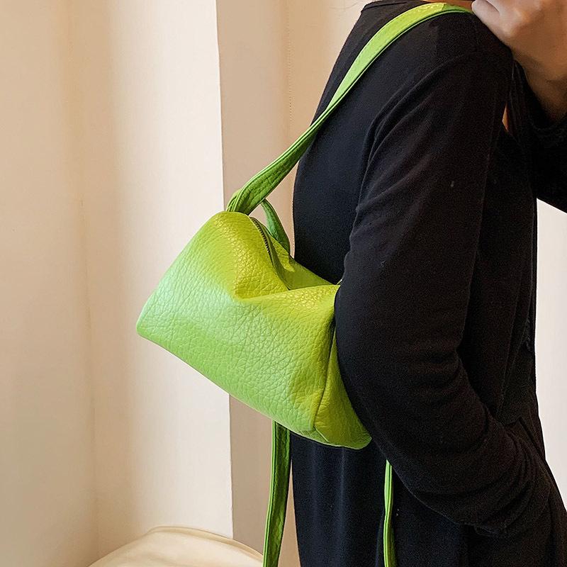 

2023 Новая высококачественная сумка через плечо, универсальная для женщин, популярная среди женщин в этом году, сумка-подушка, сумка большой вместимости для женщин зелёный